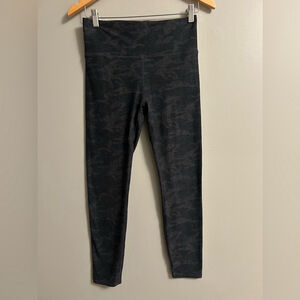 Vuori Black Camouflage Leggings Medium Women’s